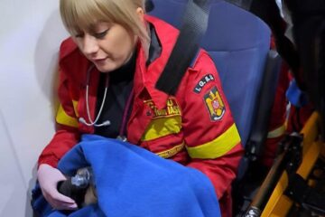 Medicul de gardă UPU-SMURD Oana Mihailovici cu copilul născut prematur