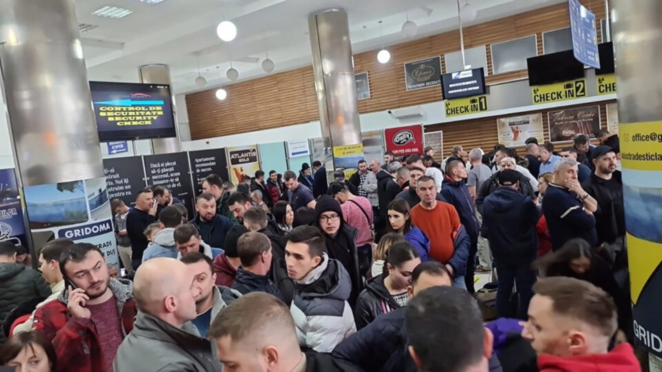 Sute de pasageri blocați pe Aeroportul Suceava după ce zborurile de miercuri au fost anulate din cauza ceții