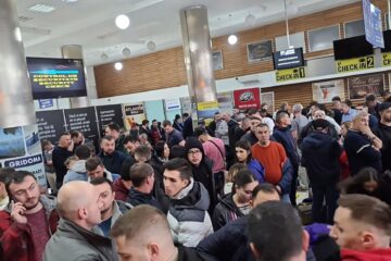 Sute de pasageri blocați pe Aeroportul Suceava după ce zborurile de miercuri au fost anulate din cauza ceții
