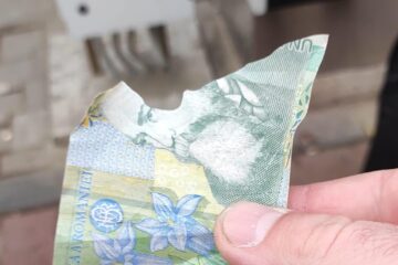 Automatele de bilete pentru transportul public din Suceava, blocate cu bani rupți, arși și fel de fel de obiecte