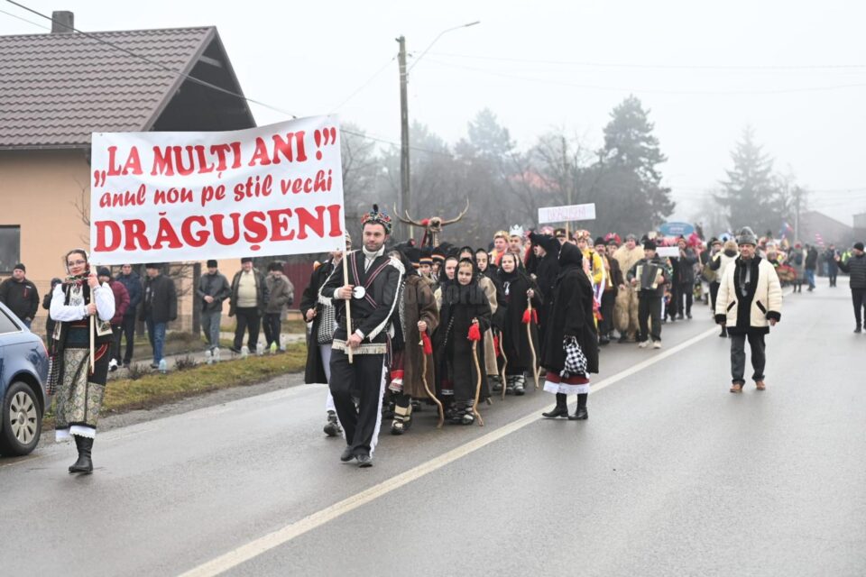 Sute de participanti la parada obiceiurilor de iarna pe vechi de la Draguseni