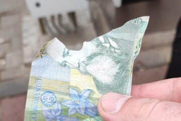 Automatele de bilete pentru transportul public din Suceava, blocate cu bani rupți, arși și fel de fel de obiecte