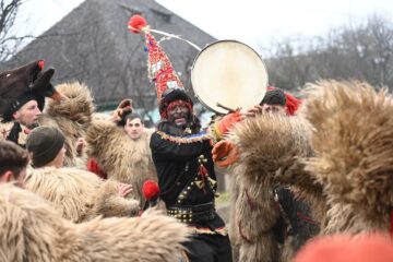 Draguseni a gazduit Festivalul Obiceiurilor de iarna pe stil vechi