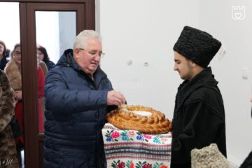 Primarul Ion Lungu a fost întîmpinat cu pîine și sare la inaugurarea Grădiniței de la Colegiul „Mihai Eminescu”