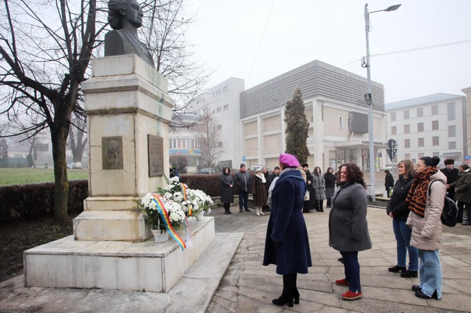 Ziua Culturii Naționale, marcată depuneri de coroane la statuia poetului Mihai Eminescu