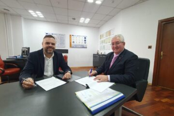 Primarul Ion Lungu a semnat luni la București, la Ministerul Dezvoltării, contractul pentru creșterea eficienței energetice a clădirii principale a CNMSV
