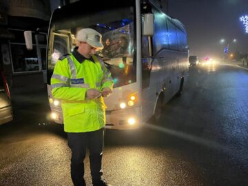 90 de microbuze și autobuze verificate concomitent cu șoferii acestora