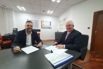 Primarul Ion Lungu a semnat luni, la București, la Ministerul Dezvoltării, contractul pentru creșterea eficienței energetice a clădirii principale a CN „Mihai Eminescu”