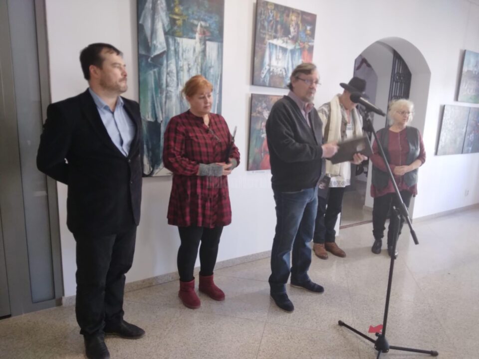 Lucrări ale pictorului ardelean Cornel Vana, expuse în Foaierul Muzeului de Istorie