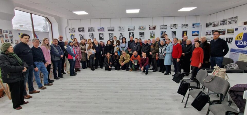 Maestrul Mihai Pânzaru-PIM, sărbătorit la împlinirea vârstei de 77 de ani în cadrul expoziției „Artă la Unison” Maestrul Mihai Pânzaru-PIM, sărbătorit la împlinirea vârstei de 77 de ani în cadrul expoziției „Artă la Unison”