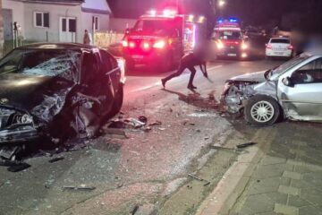 Accident cu două mașini care s-au ciocnit violent, la Verești