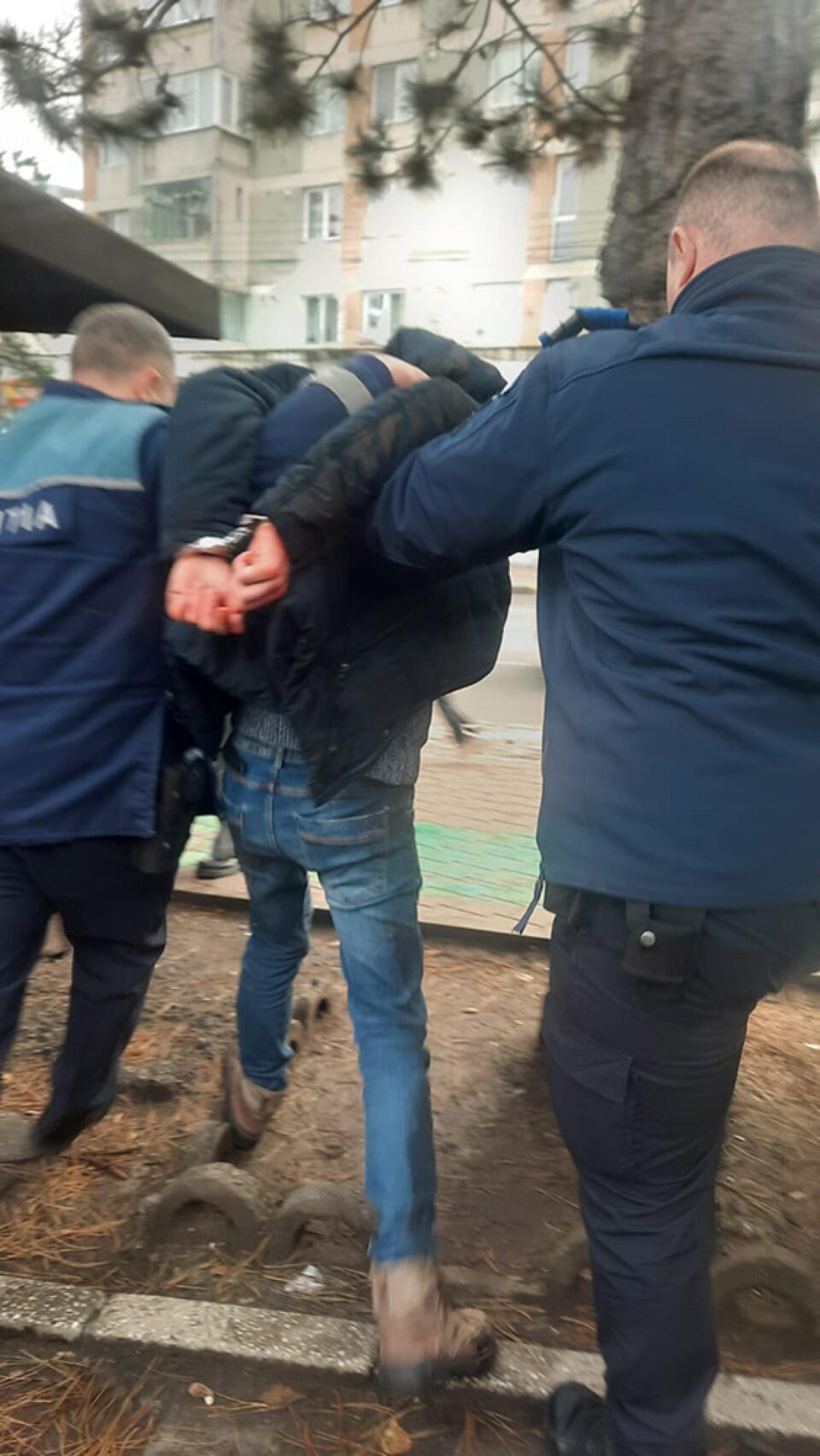 Tânărul care a înjunghiat un om în parcarea Hotelului Bucovina a mers întâi la Tribunal cu intenția de a ucide un judecător Tânărul care a înjunghiat un om în parcarea Hotelului Bucovina a mers întâi la Tribunal cu intenția de a ucide un judecător