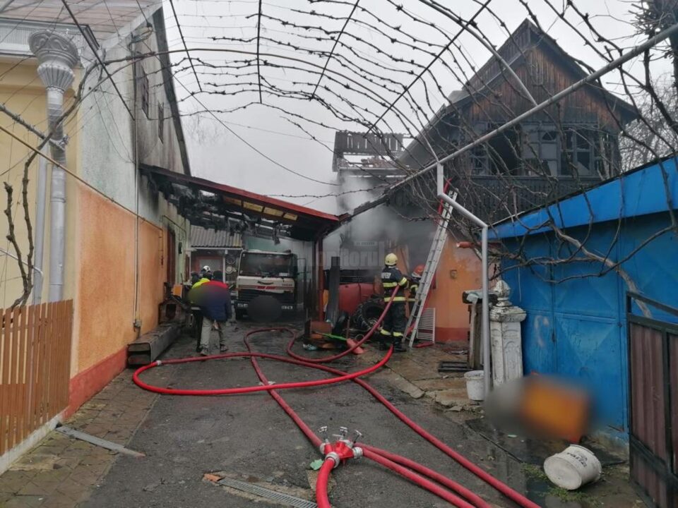 Incendiul de pe strada 1 Mai din Rădăuți a izbucnit duminică, în jurul orelor prânzului