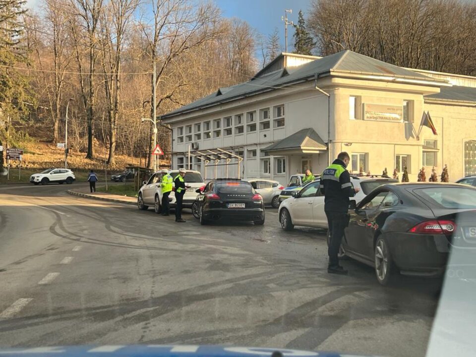 Zeci de permise și certificate de înmatriculare, reținute de polițiști după o razie de proporții în trafic