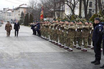 Salutul drapelului de luptă și al Gărzii de Onoare de către prefectul Alexandru Moldovan, însoțit de comandantul garnizoanei Suceava