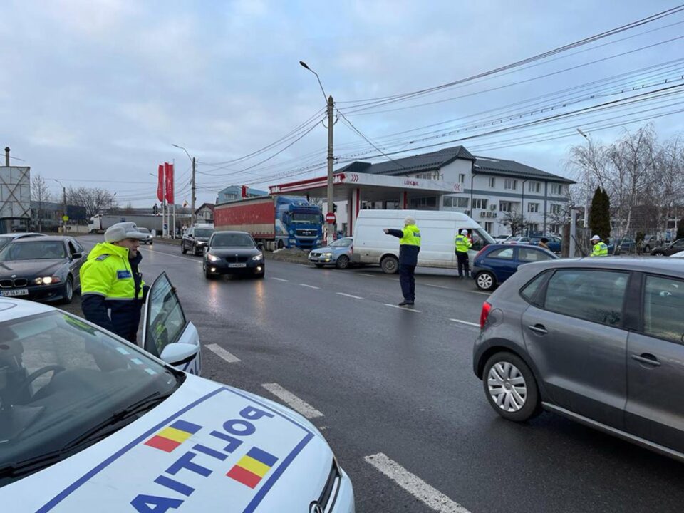 Șoferi vitezomani, fără permise de conducere, prinși de polițiști în trafic