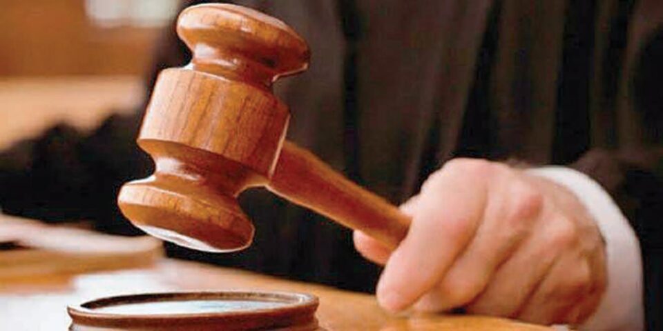 Șofer condamnat la 12 ani de închisoare după ce a fugit de polițiști, iar un pasager din mașina lui a fost împușcat