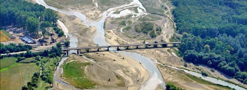 Noul pod peste râul Moldova ar urma să fie construit la Cornu Luncii, în aval de cel existent Noul pod peste râul Moldova ar urma să fie construit la Cornu Luncii, în aval de cel existent