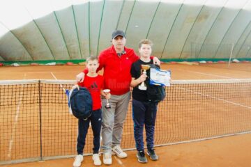 Arbitrul Costel Chelariu încadrat de finaliștii categoriei de vârstă 12 ani, Vlad Ștefan Vasilache și Aris Anton