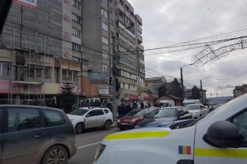 Dusterul alb în care se afla decedatul