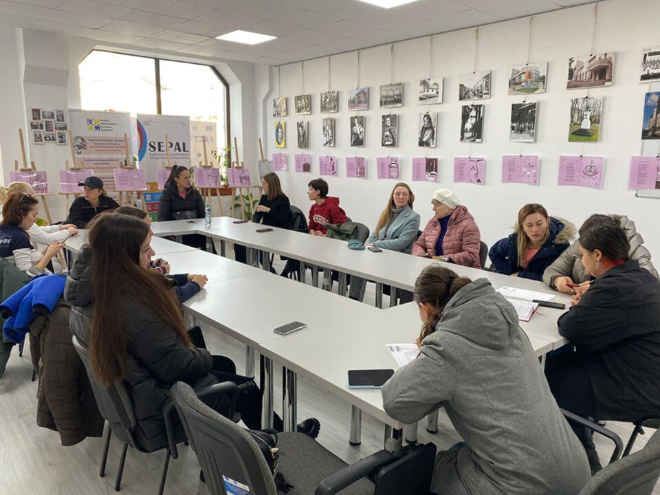 La Suceava vor fi deschise ateliere de tricotat, gastronomie, terapie prin pictură și muzică pentru refugiații ucraineni