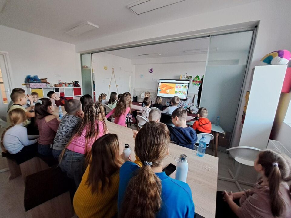 La Suceava vor fi deschise ateliere de tricotat, gastronomie, terapie prin pictură și muzică pentru refugiații ucraineni