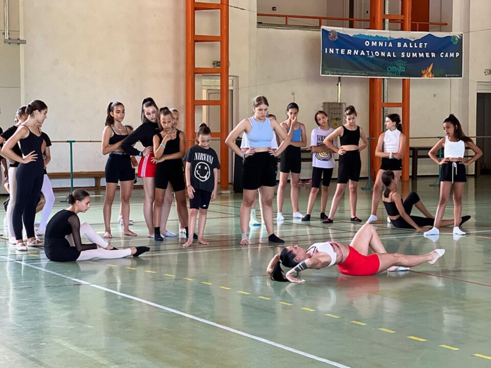 Tabără artistică internațională, calificare în finala unui concurs de dans din Italia, spectacole pentru susținerea performanței, câteva din realizările Omnia Ballet Suceava
