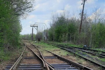 Prin intermediul proiectului vor fi reabilitate căile vechi de rulare, precum aceste linii din Gara Vicșani