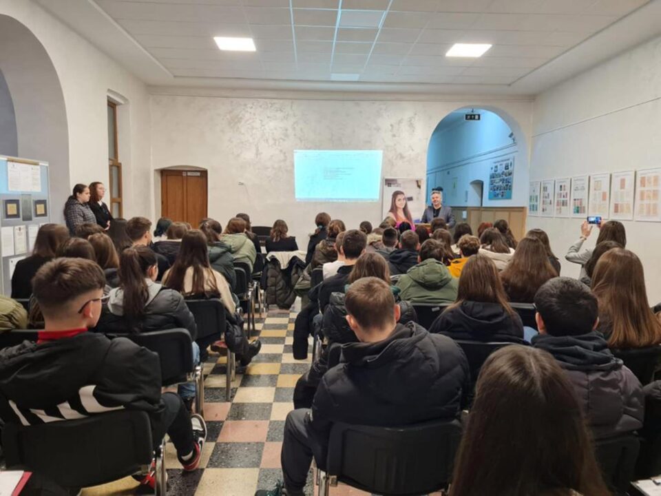 Elevii din Rădăuți au comemorat Holocaustul