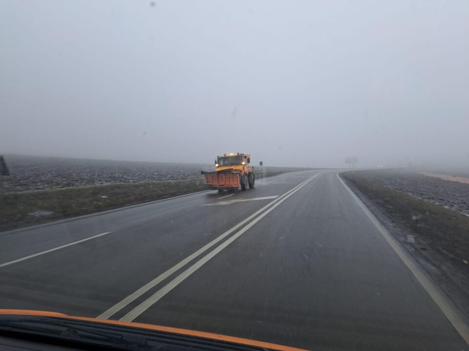 Toate drumurile naționale din județ sunt deschide traficului rutier, circulația desfășurându-se în condiții de iarnă