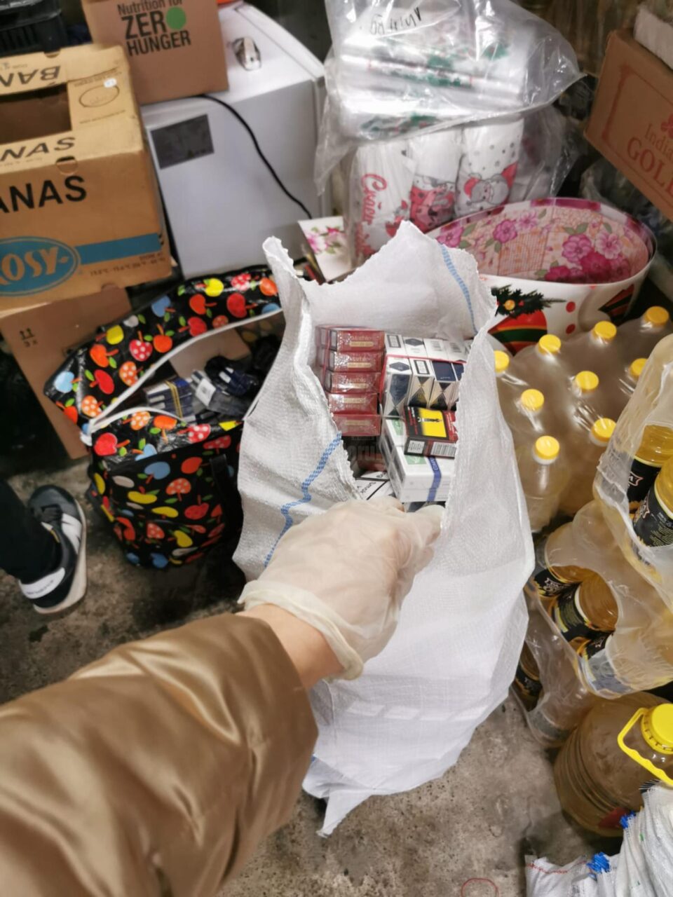 Țigări găsite în depozite alimentare