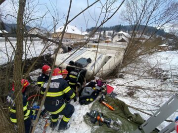 Șofer rămas prizonier în cabina tirului care s-a răsturnat în albia unui pârâu