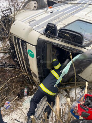 Șofer rămas prizonier în cabina tirului care s-a răsturnat în albia unui pârâu