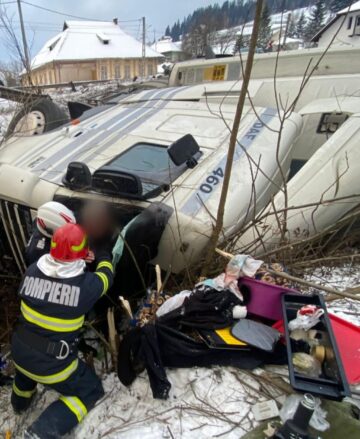 Șofer rămas prizonier în cabina tirului care s-a răsturnat în albia unui pârâu