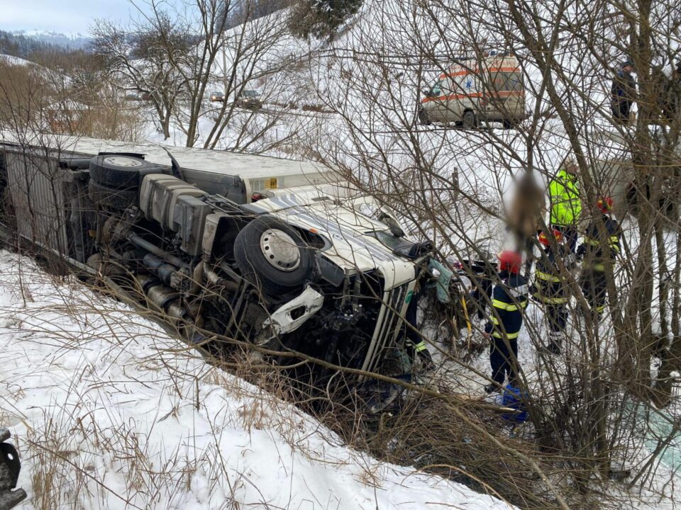 Șofer rămas prizonier în cabina tirului care s-a răsturnat în albia unui pârâu