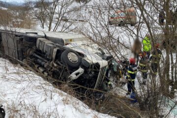 Șofer rămas prizonier în cabina tirului care s-a răsturnat în albia unui pârâu