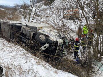 Un șofer s-a răsturnat cu tirul în albia unui pârâu după ce a uitat să frâneze într-o curbă