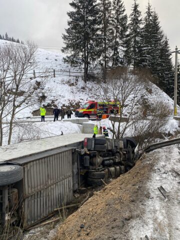 Un șofer s-a răsturnat cu tirul în albia unui pârâu după ce a uitat să frâneze într-o curbă