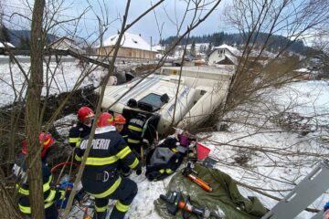 Un șofer s-a răsturnat cu tirul în albia unui pârâu după ce a uitat să frâneze într-o curbă