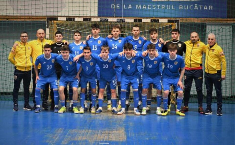 Alexandru Pintilie este primul jucator din dreapta imaginii, cu numărul 19. Foto frf.ro Alexandru Pintilie este primul jucator din dreapta imaginii, cu numărul 19. Foto frf.ro