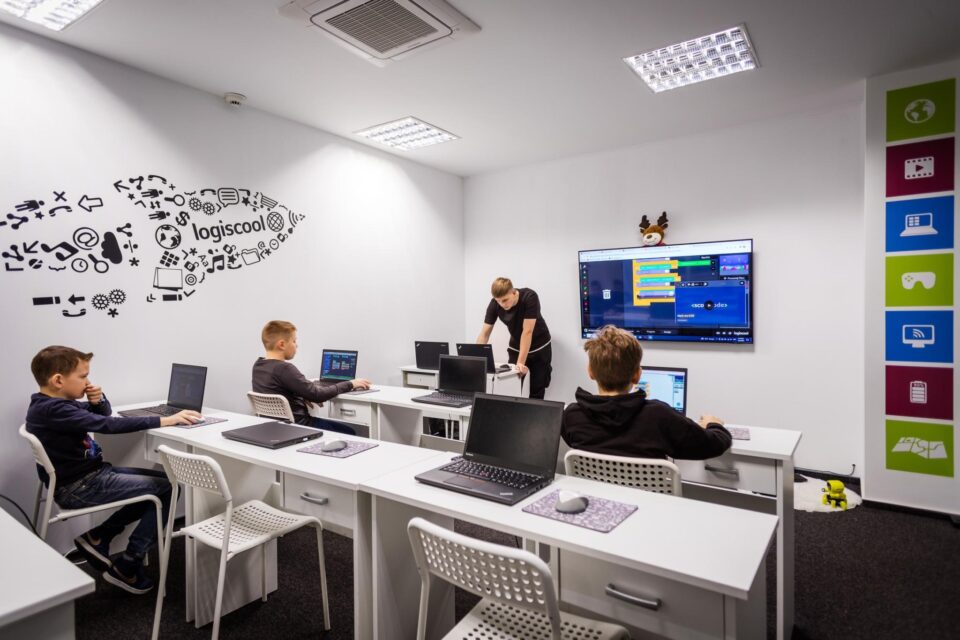 Masterand în științe economice la Cluj, revine în jud Suceava pentru a prelua o franciză în domeniul IT
