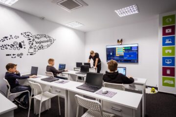 Masterand în științe economice la Cluj, revine în jud Suceava pentru a prelua o franciză în domeniul IT