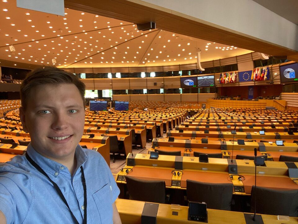 Un tânăr de 22 de ani, student al USV, face carieră la Parlamentul European