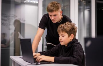 Masterand în științe economice la Cluj, revine în jud Suceava pentru a prelua o franciză în domeniul IT