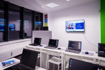 Masterand în științe economice la Cluj, revine în jud Suceava pentru a prelua o franciză în domeniul IT