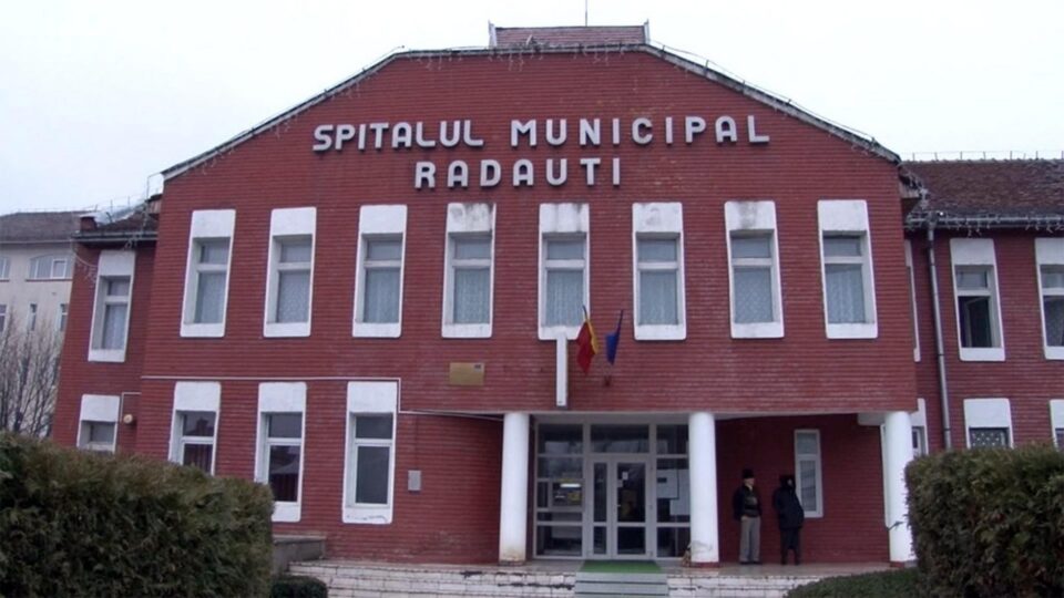 Tânărul a fost transportat la Spitalul Municipal Rădăuți, unde a rămas internat