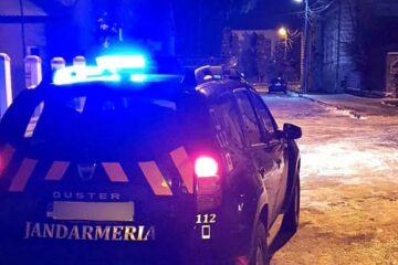 Bătăuș înarmat cu o bâtă, prins de jandarmi după ce a lăsat lat un tânăr