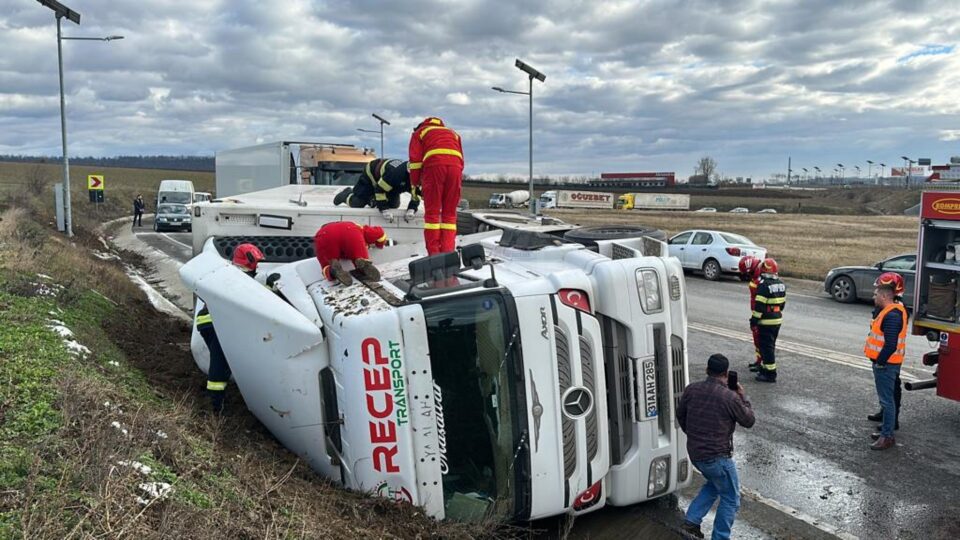 Tir încărcat cu mandarine, răsturnat pe șoseaua de centură, în zona Zidului Morții