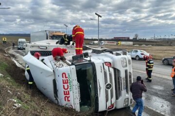 Tir încărcat cu mandarine, răsturnat pe șoseaua de centură, în zona Zidului Morții
