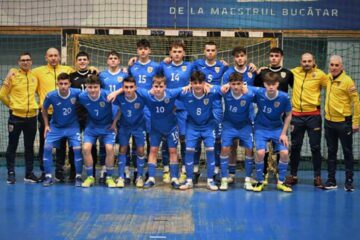Alexandru Pintilie este primul jucător din dreapta imaginii, cu numărul 19. Foto frf.ro
